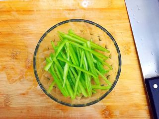 4、家常蚝油小炒三丝,切成细丝，备用！