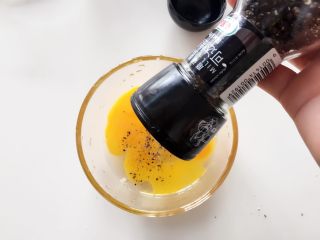 2、豆角鸡蛋煎饼 ,鸡蛋打匀，加盐和黑胡椒调味（调味可省略，等鸡蛋加入四季豆中一起调味也可）