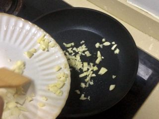 9、番茄肉酱意面,加入蒜末炒至变色后