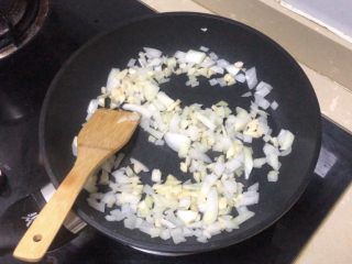 10、番茄肉酱意面,加入洋葱炒至洋葱透明