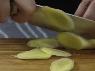 1、用最健康的红薯 做两道冬日甜羹,姜丝陈皮番薯汤：选老姜去皮切片