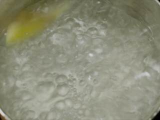 2、用最健康的红薯 做两道冬日甜羹,在水中煮一刻钟后捞出