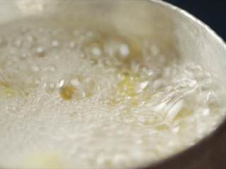 4、用最健康的红薯 做两道冬日甜羹,放入生姜水中，大火煮开