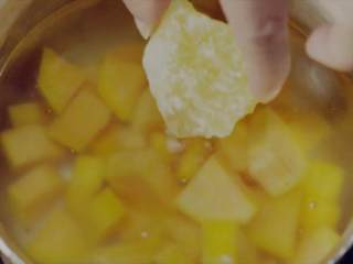 5、用最健康的红薯 做两道冬日甜羹,放入黄冰糖，小火慢炖一刻钟至酥烂