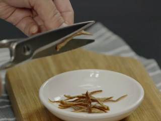 6、用最健康的红薯 做两道冬日甜羹,陈皮浸泡好剪丝，起锅前5分钟撒入汤羹