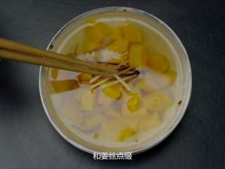 7、用最健康的红薯 做两道冬日甜羹,汤羹盛出，放一些陈皮丝、姜丝点缀