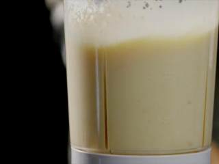 9、用最健康的红薯 做两道冬日甜羹,适当冷却后刮泥，放入搅拌机中加牛奶一起打匀备用