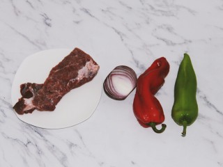 1、铁板黑椒牛柳,准备好所需要的食材，洗净