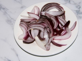 4、铁板黑椒牛柳,洋葱切条状