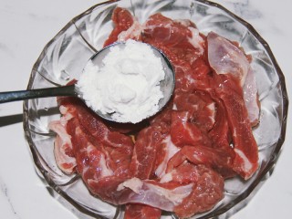 6、铁板黑椒牛柳,一勺淀粉，满满一大勺