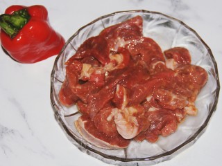 8、铁板黑椒牛柳,用手抓匀