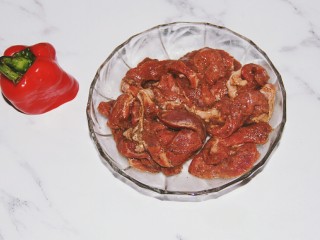 10、铁板黑椒牛柳,抓匀，放冰箱腌一个小时，腌制的时间长一点是为了让牛肉入味，另外是为了让牛肉口感更加的嫩