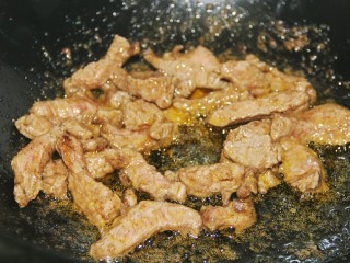 13、铁板黑椒牛柳,炒到六成熟的时候，关火，盛出