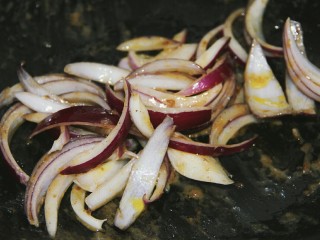 14、铁板黑椒牛柳,用剩下的油，开大火放入洋葱炒