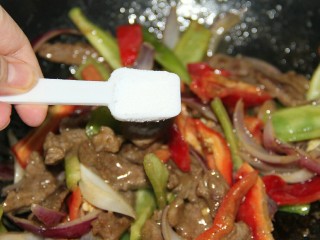 17、铁板黑椒牛柳,放入一勺盐