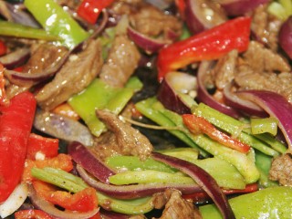 18、铁板黑椒牛柳,炒至辣椒断生即可