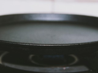 19、铁板黑椒牛柳,把菜盛出，再起火，把铁板热一下，中火就可以