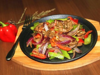 20、铁板黑椒牛柳,然后把炒好的菜装盘，可以享受美味啦！