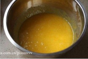 2、香草戚风蛋糕,蛋黄用打蛋器搅散，加入85g幼砂糖，用手动打蛋器轻轻的搅打均匀，蛋黄略微变白即可