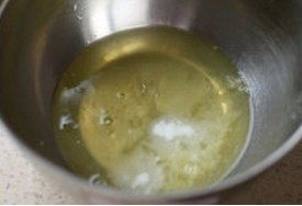 5、香草戚风蛋糕,将步骤1中冷冻的蛋白从冰箱取出，在部分结冰的蛋白中加入柠檬汁和10g幼砂糖