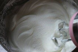 7、香草戚风蛋糕,加入剩余的20g幼砂糖，快速打发30秒~1分钟