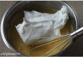 8、香草戚风蛋糕,直到打蛋头上的蛋白末端出现有弹性的小弯钩，取1/3的蛋白霜倒入面糊中