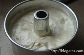 11、香草戚风蛋糕,将拌好的蛋糕糊倒入戚风模具中