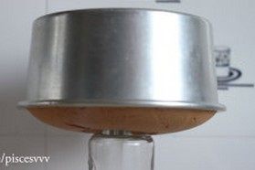 12、香草戚风蛋糕,入180度预热的烤箱，下层，上下管30~35分钟，出炉后将模子倒扣晾凉，脱模即可