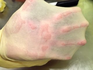 3、牛角汉堡,揉至10分钟时检查面团，能拉厚膜时放入黄油，揉至能拉出手套膜