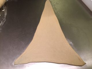 8、牛角汉堡,将面团擀成长20厘米，高35-40厘米的三角形