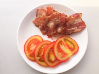 15、牛角汉堡,培根片煎至金黄色，番茄切片，生菜洗净擦干