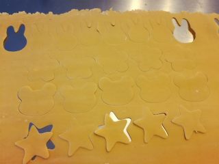 5、缤纷手工营养面-让宝贝快乐成长的健康辅食,上面是卡通面片的做法，一个一个用模具切好造型（巨复杂，费人工）