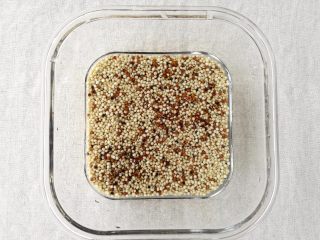 2、缤纷藜麦沙拉,提前浸泡，会出芽，并且有清香。