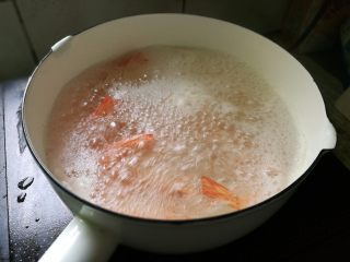 5、缤纷藜麦沙拉,虾煮熟。