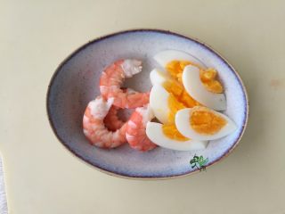 6、缤纷藜麦沙拉,鸡蛋切开，虾去壳。