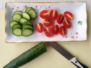 7、缤纷藜麦沙拉,黄瓜和圣女果切好。