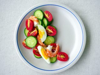 8、缤纷藜麦沙拉,装盘。