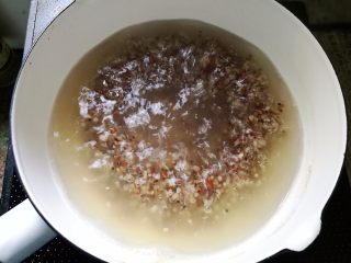 9、缤纷藜麦沙拉, 藜麦入锅，开了以后调小火煮15-20分钟。