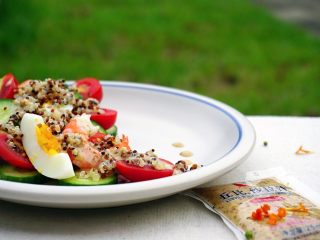11、缤纷藜麦沙拉,藜麦装盘，挤上自己喜欢的沙拉酱即可。