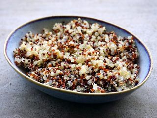 10、缤纷藜麦沙拉,捞出滤水。