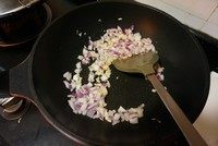 4、黑橄榄培根虾仁披萨,加入洋葱