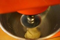 8、黑橄榄培根虾仁披萨,高筋、低筋面粉、糖、盐、牛奶、酵母全部加入到厨师机中，开动厨师机，搅拌