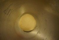 9、黑橄榄培根虾仁披萨,揉成一个光滑面团，最好完全阶段，这样更赞，揉好的面团用保鲜膜或者湿布盖住，醒发至两倍大