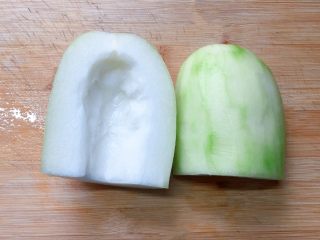 2、家常素炒冬瓜,先将冬瓜去皮去瓤，清洗干净。