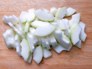 3、家常素炒冬瓜,切成片。