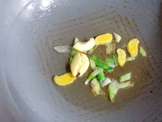 5、家常素炒冬瓜,锅烧热倒入适量油，放入姜蒜、葱白爆香。