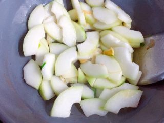 6、家常素炒冬瓜,倒入冬瓜片翻炒片刻。