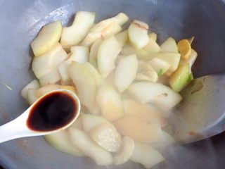 8、家常素炒冬瓜,加入1.5汤勺生抽。