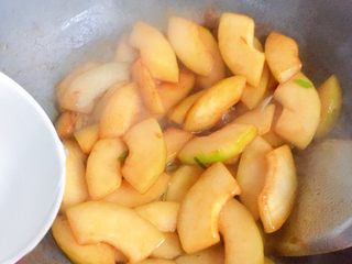 10、家常素炒冬瓜,加入适量清水,大火烧开转中火煮至冬瓜熟透。