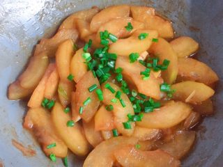 13、家常素炒冬瓜,出锅前撒上葱花即可。